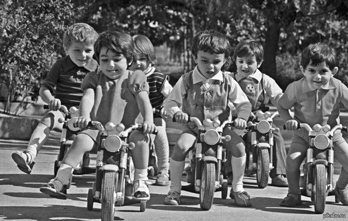 Воспитанники одного из детских садов едут на велосипедах