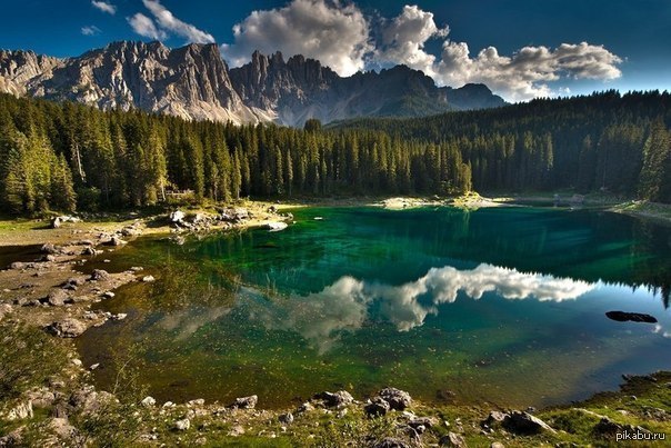 Озеро краса. Озеро Карецца Италия. Доломиты Италия Радужное озеро. Озеро Карецца Италия фото. Озеро Больцано Италия.