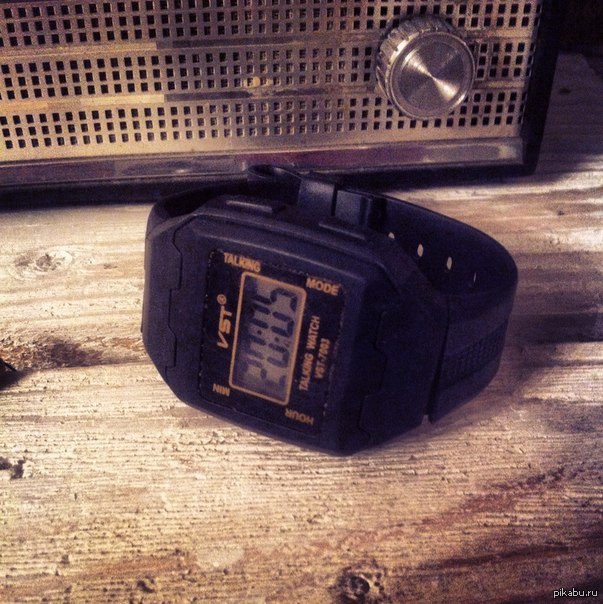 Нашел на улице часы. Положил на полку. Два дня они лежали молча. На третий день неожиданно начали играть мелодию... И понеслось.