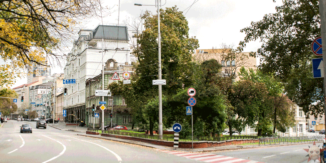 Дмитрий Фоменко фотографирует городские улицы, а потом убирает из них всю рекламу. Получается красота: