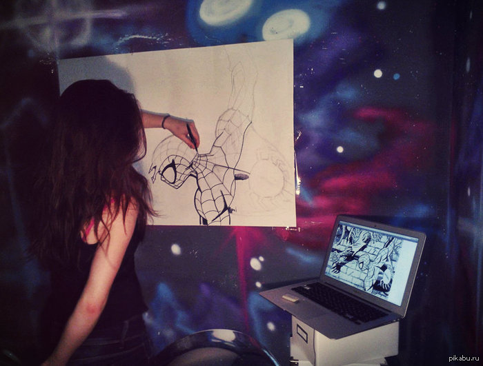 Она просто пришла с бумагой и начала рисовать