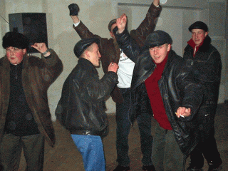 Фаст обучение от сельских бравых парней - стереоснимок (GIF)