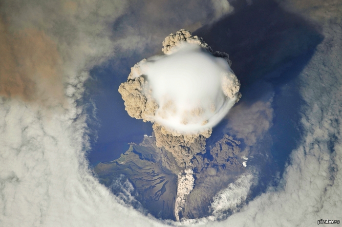 Stunning view of the volcanic eruption on the island of Matua in the Kuril chain, taken by an astronaut from the space station on June 12, 2009 - Kurile Islands, Volcano, Sarychev volcano, Eruption, Space