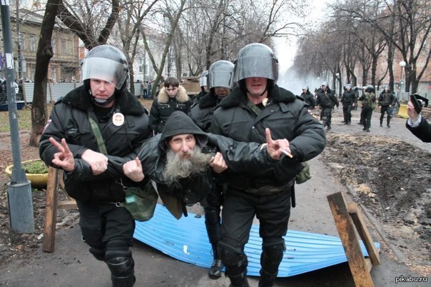 Город может спать спокойной, пока над ним парит супер-бомж