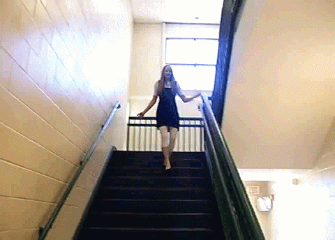 Мужик трахает яркую подружку на лестнице