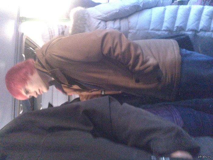 Парень с розовыми волосами - это вообще нормально?!