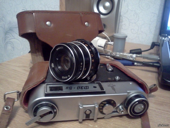 ФЭД-5в. Ребят. Решил реанимировать этот старый фотоаппарат. До меня он был в детском саду, где с ним играли дети.