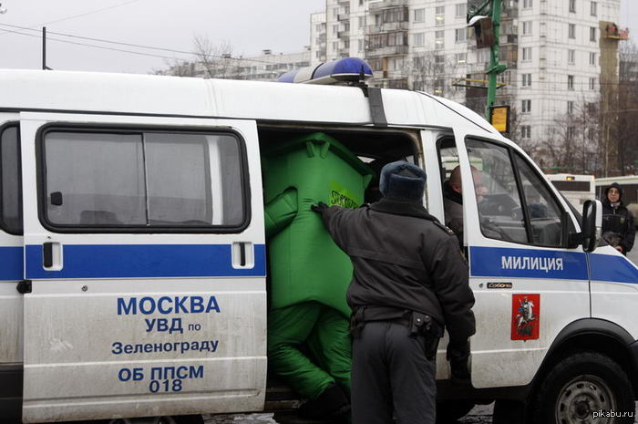 мусор убирает | Пикабу