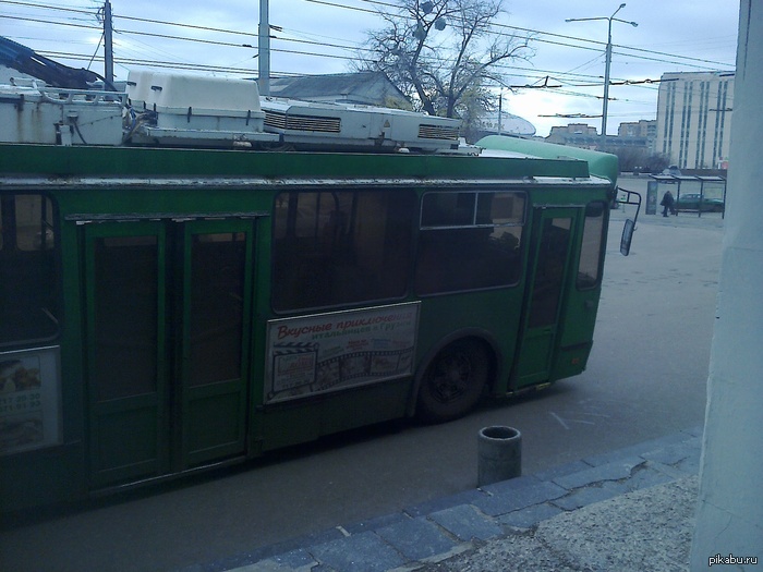 Приор им мало