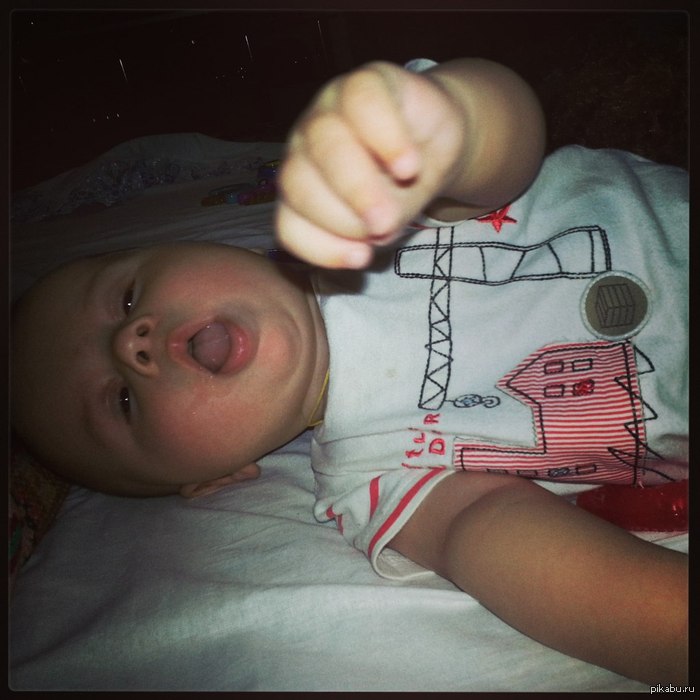 Вот так мой брат реагирует на вспышку.