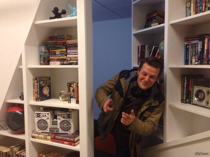 Вот так Сэм Лэйк (прототип Макса Пейна) входит в комнату