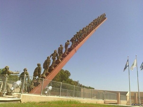 Памятник солдаты уходят в небо фото