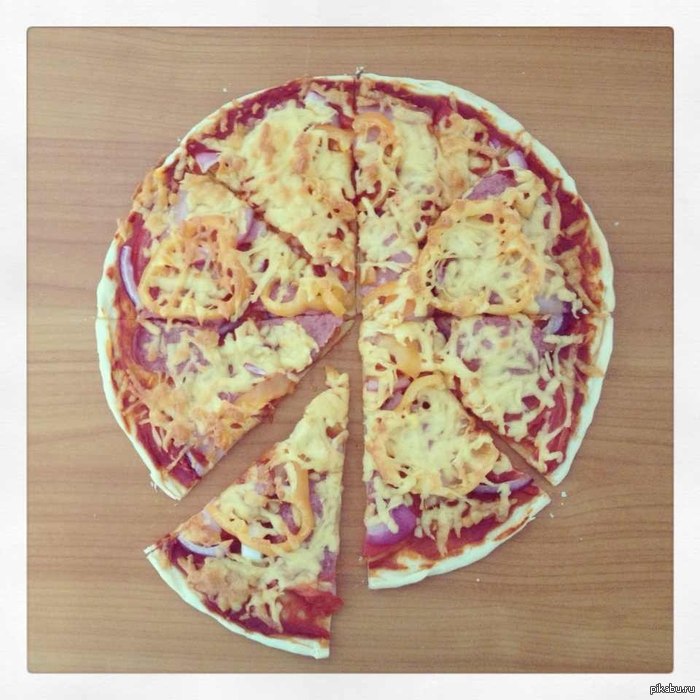 Домашняя пицца Хватит печь прямоугольные пироги толщиной 3 см и называть это "домашняя пицца".