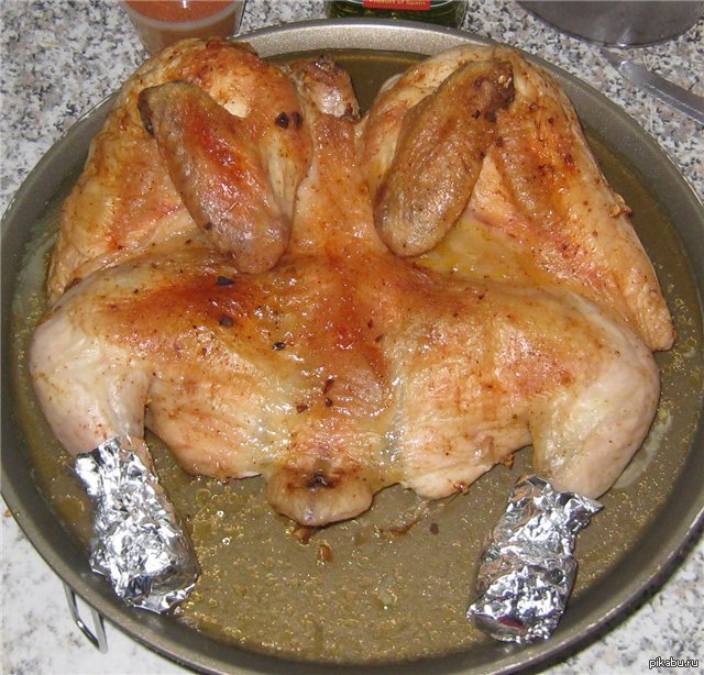Рецепт домашней курицы на сковороде. Курица на сковороде. Курица целиком на сковороде. Зажарить целую курицу на сковородке. Курица в сковородке в духовке.