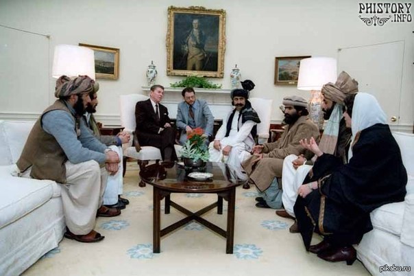 Встреча президента США Рональда Рейгана с афганскими моджахедами в Белом Доме. Вашингтон. Округ Колумбия. США. Март 1983 года. Photo-History