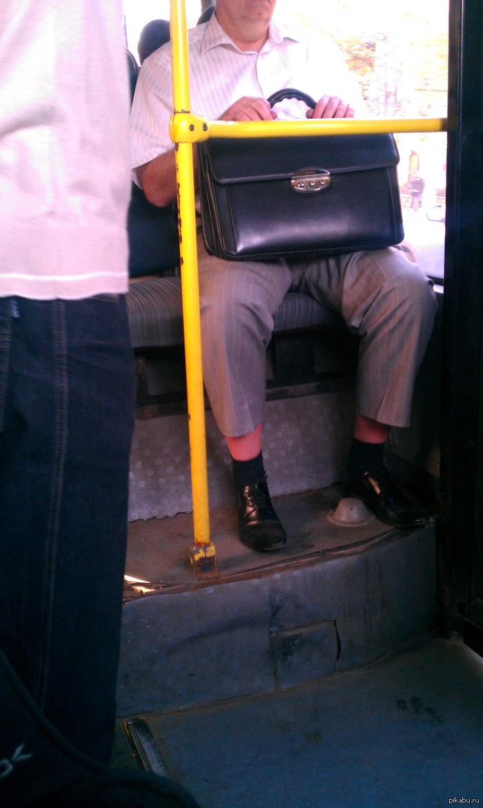 Взял у сына, а то свои постирал.