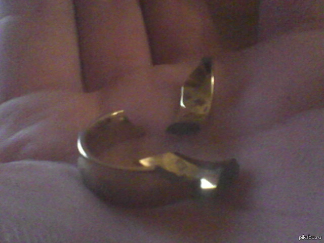Сломанное золотое кольцо. Сломанное кольцо. Поломанное обручальное кольцо. Поломалось кольцо золотое.
