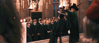 Распределительная шляпа кадр из гарри поттера. Большой зал хогвартса из гарри поттера и философский камень. Гарри поттер ученики хогвартса. Гарри поттер шляпа в хогвартсе. Поттер философский камень макгонагалл.