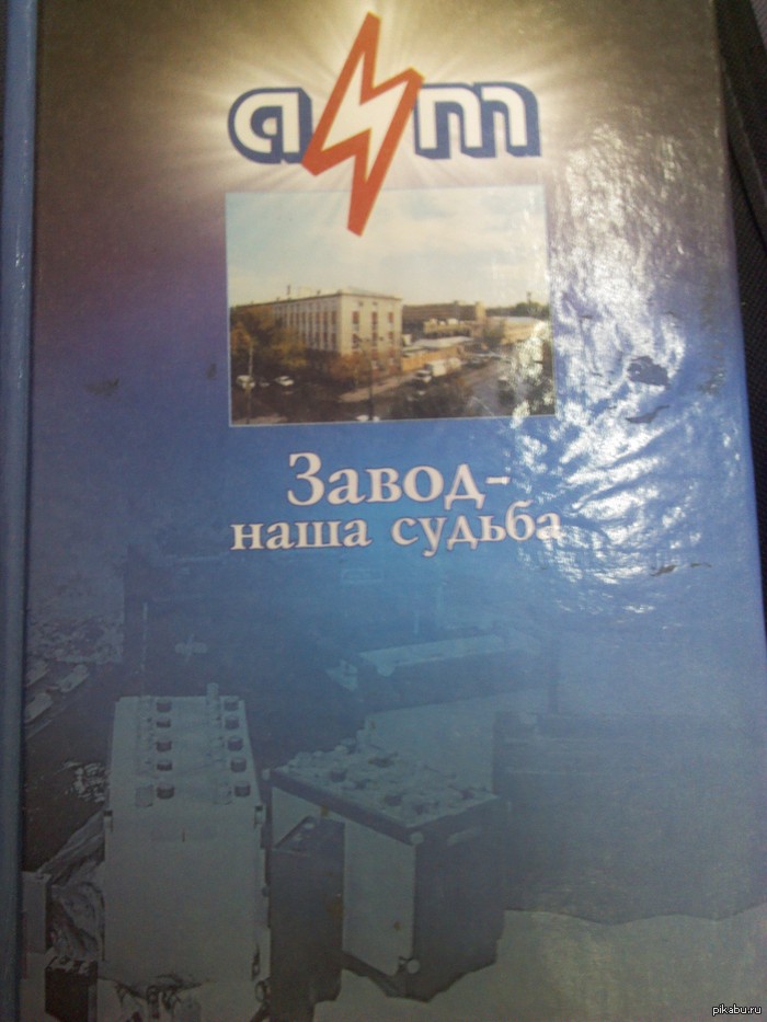 она как бы намекает где наше место..