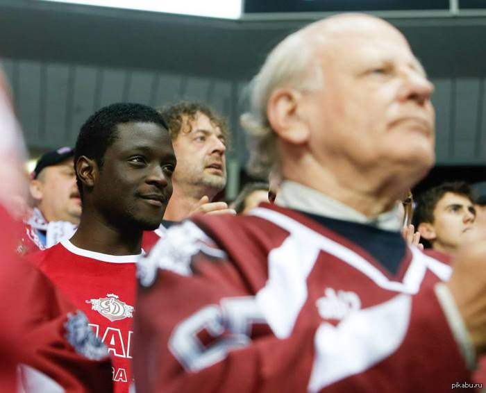 Колоритный персонаж на хоккее