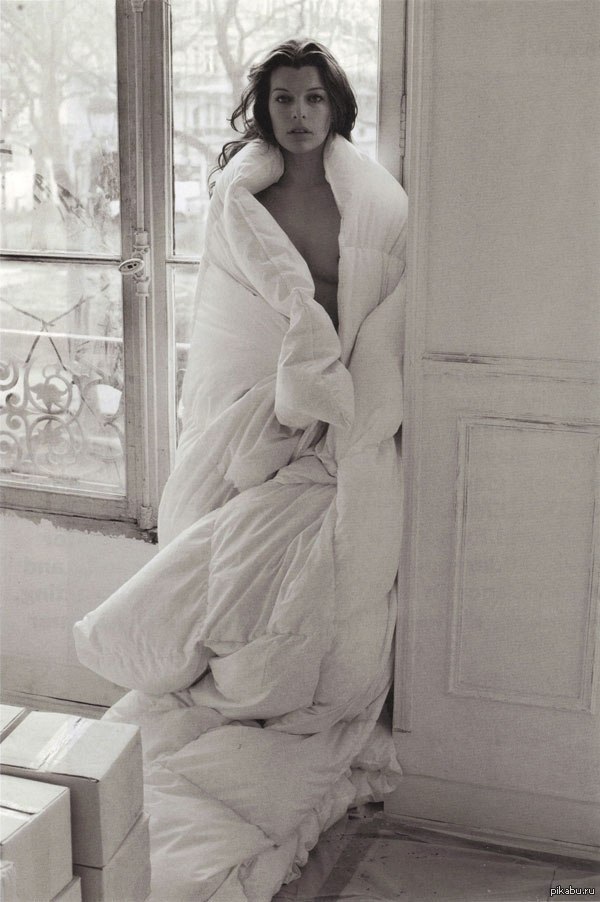 Milla Jovovich - NSFW, Milla Jovovich, A blanket