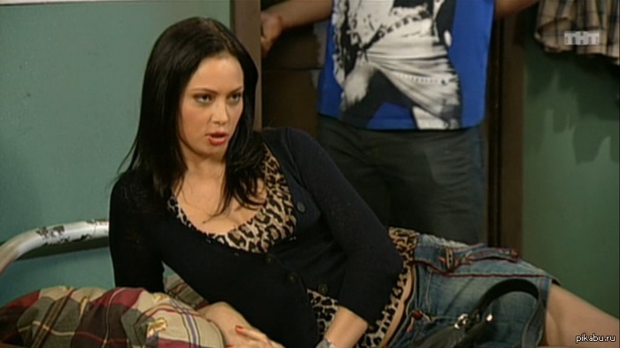Настасья Самбурская, снималась в эпизоде старого универа.