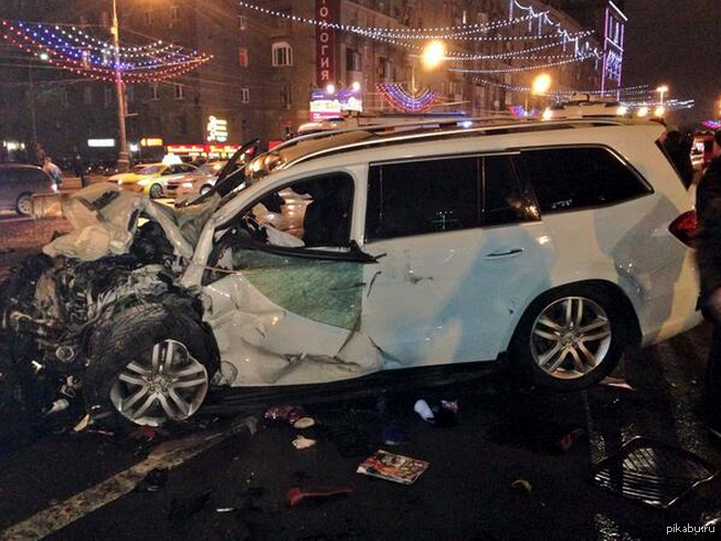 Час назад погиб в ДТП в Москве на Кутузовском проспекте Гаджи Махачев, вице-премьер Дагестана. Погибших 4, жена тоже погибла, дочь жива