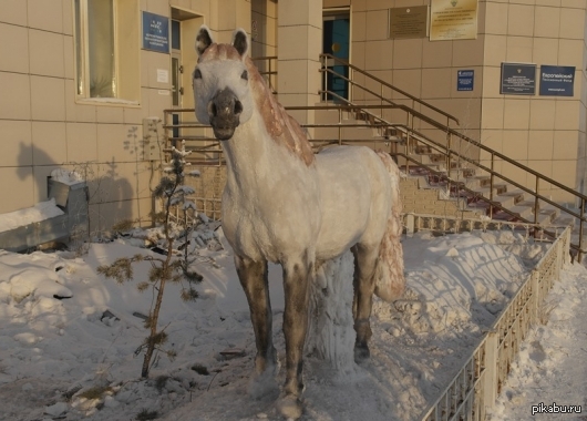 Снежная скульптура конек горбунок