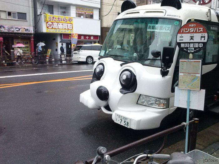 Пандобус. Вот такие микроавтобусы ездят по Токио. Оно ещё и подмигивать умеет...