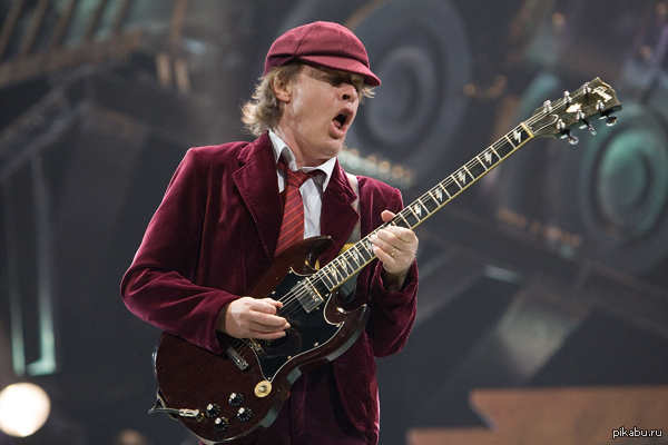 Гитарист группы ac dc. Гитарист AC DC Ангус. AC DC Angus young Gibson SG. Электрогитара Gibson Angus young SG. Соло гитарист AC DC.