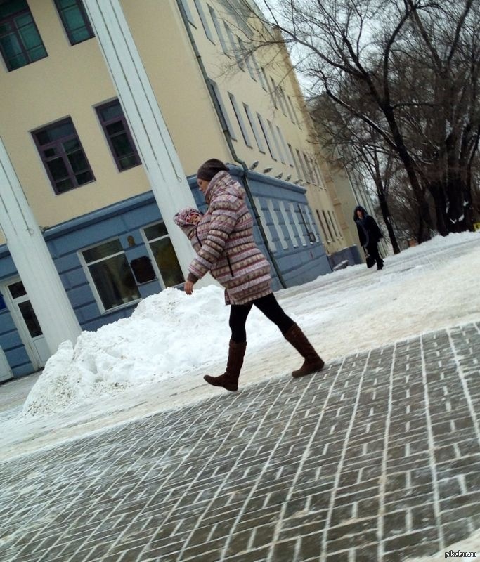 А вариант для мужиков - кега пива или миска оливье туда