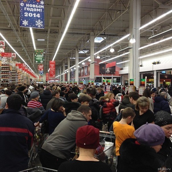 большая очередь в магазине. большая очередь в магазине. очередь на кассе в супермаркете. очередь в магазине. очередь в магазине.