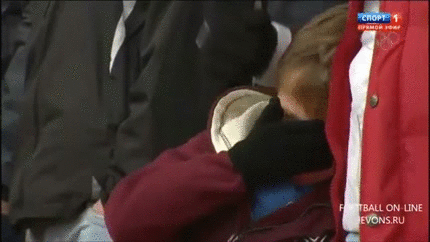 Маленький болельщик Вест Хэма плачет после поражения 5-0 Ноттингем Форесту в кубке Англии