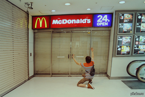 ВТФ? Он должен быть открыт круглосуточно