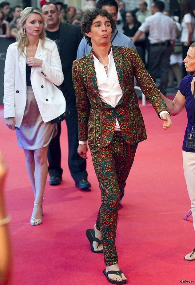 Robert Sheehan on the red carpet. - Robert Sheehan, the Red carpet, Garbage, Costume