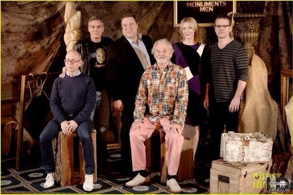 Джордж Клуни в футболке с портретом Тимошенко