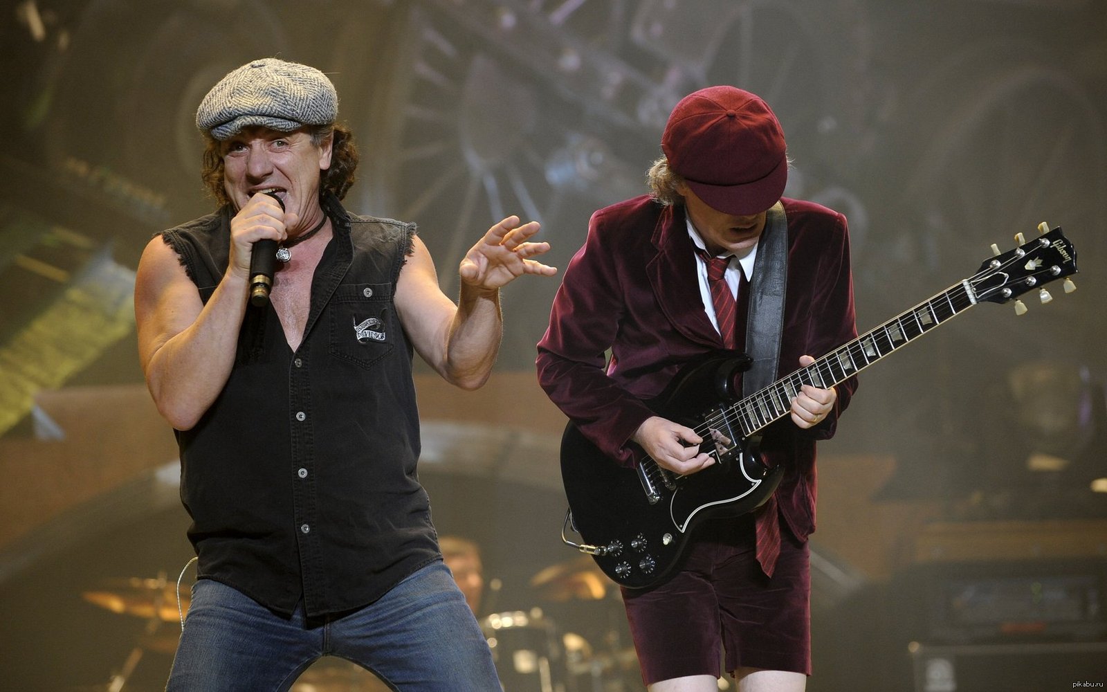 Клипы джонсона. Брайан Джонсон AC/DC. Солист группы ИСИ ДИСИ. AC DC Angus young 1990. AC DC кепка Ангус.