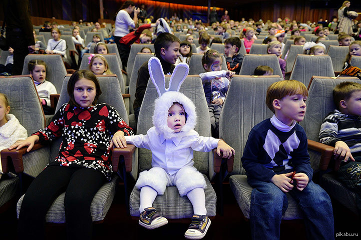 Дети в зрительном зале. Театр для детей. Дети зрители в театре. Смешные зрители в театре.