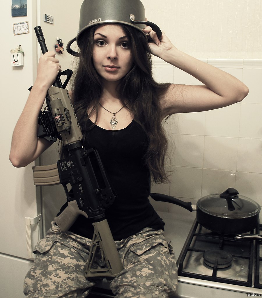 Милая девушка в военной форме