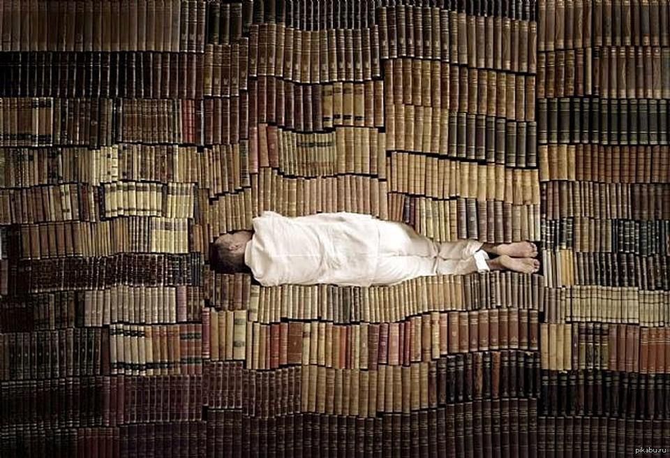 Сон книги много. Много книг. Человек с кучей книг. Человек с множеством книг. Очень много книг.