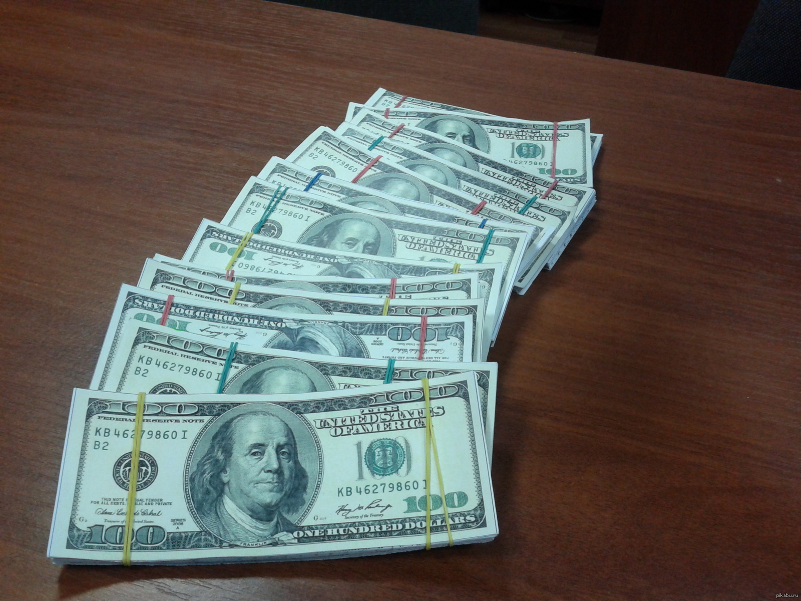 Доллары на столе