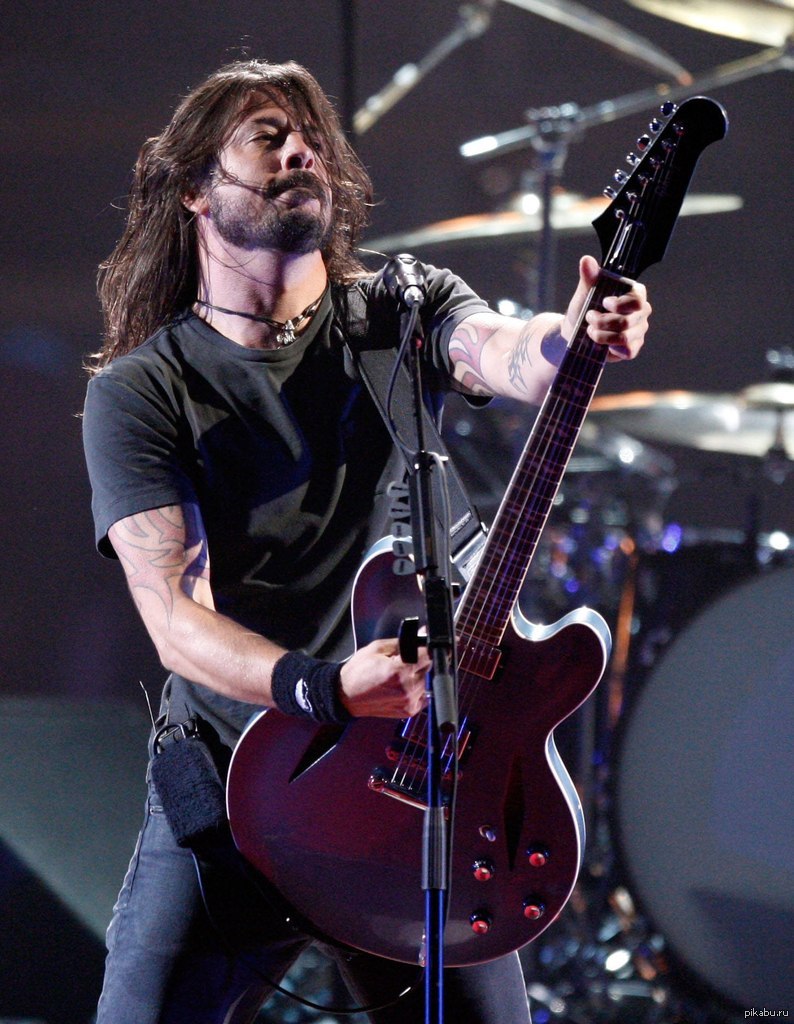 Знаменитые рок песни. Дэйв Гролл. Foo Fighters Дэйв Грол гитара. Дэйв Грол с гитарой. Группа Foo Fighters гитарист.