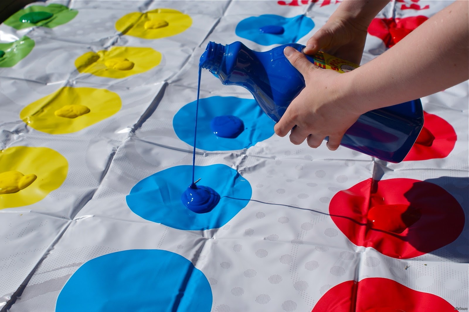 Paint me play. Твистер с красками. Paint Twister. Саммер твистер. Messy Twister.