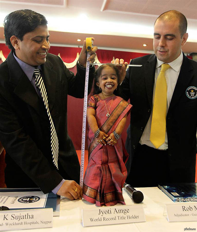 Попал книгу рекордов гиннеса. Джиоти Амге рекорд Гиннесса. Джиоти самая маленькая женщина в мире. Самая маленькая женщина в мире рекорд Гиннеса. Джиоти Амге и самый высокий человек.