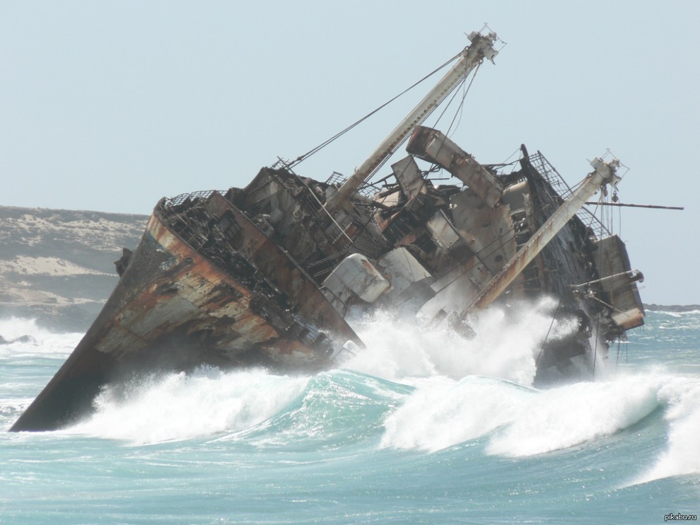 Ship wreck. Траулер Дальний Восток потонул. Лайнер СС Америка, потерпевший крушение. Крушение корабля. Крупные крушения кораблей.