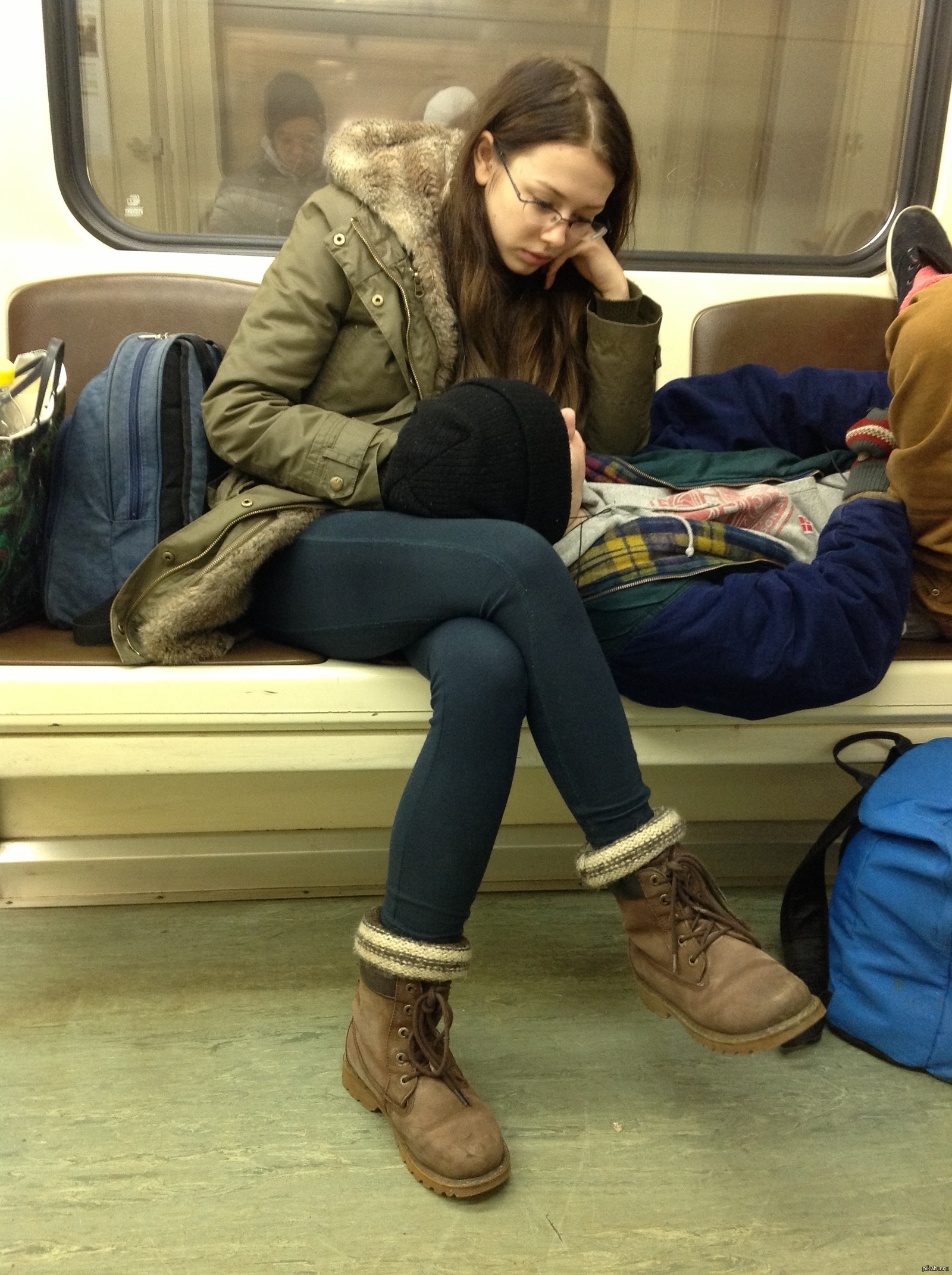 Две девушки в метро