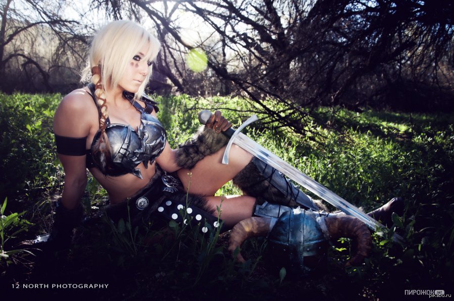 Косплея шкурка. Jessica Nigri Викинг. Джессика Нигри 02. Джессика Нигри Skyrim Cosplay. Джессика Нигри косплей скайрим.