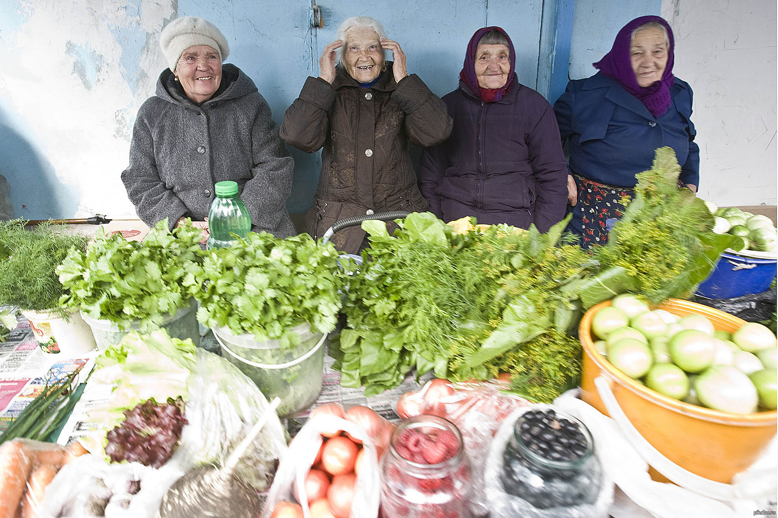 Продать базар. Бабушка на рынке. Бабушка продает овощи. Бабки на рынке. Бабули на рынке.