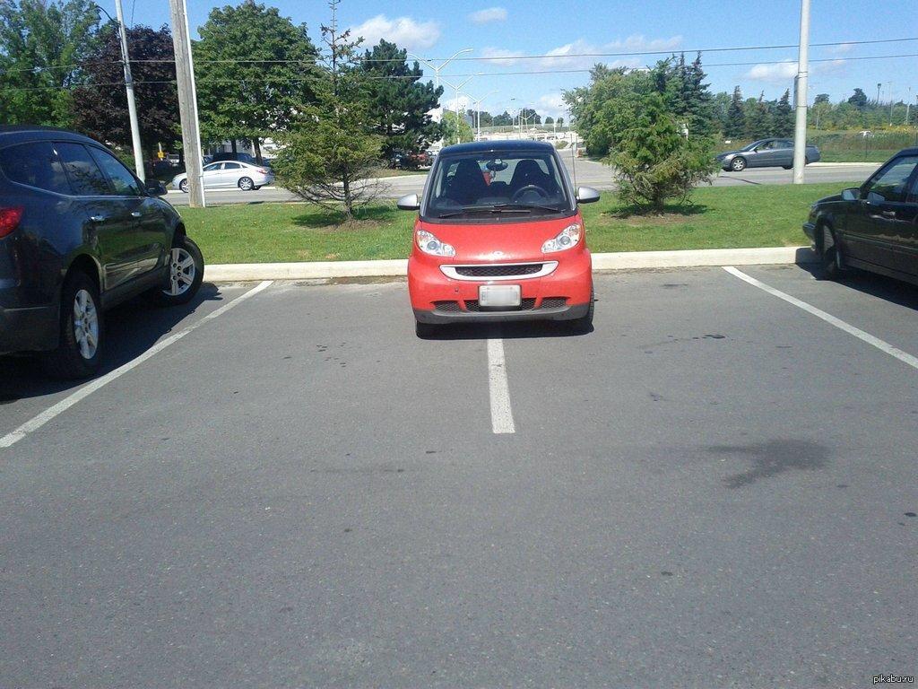 Сайт гибдд парковку. Припарковался на два места. Два парковочных места. Паркуется на два места. Парковка на два места.