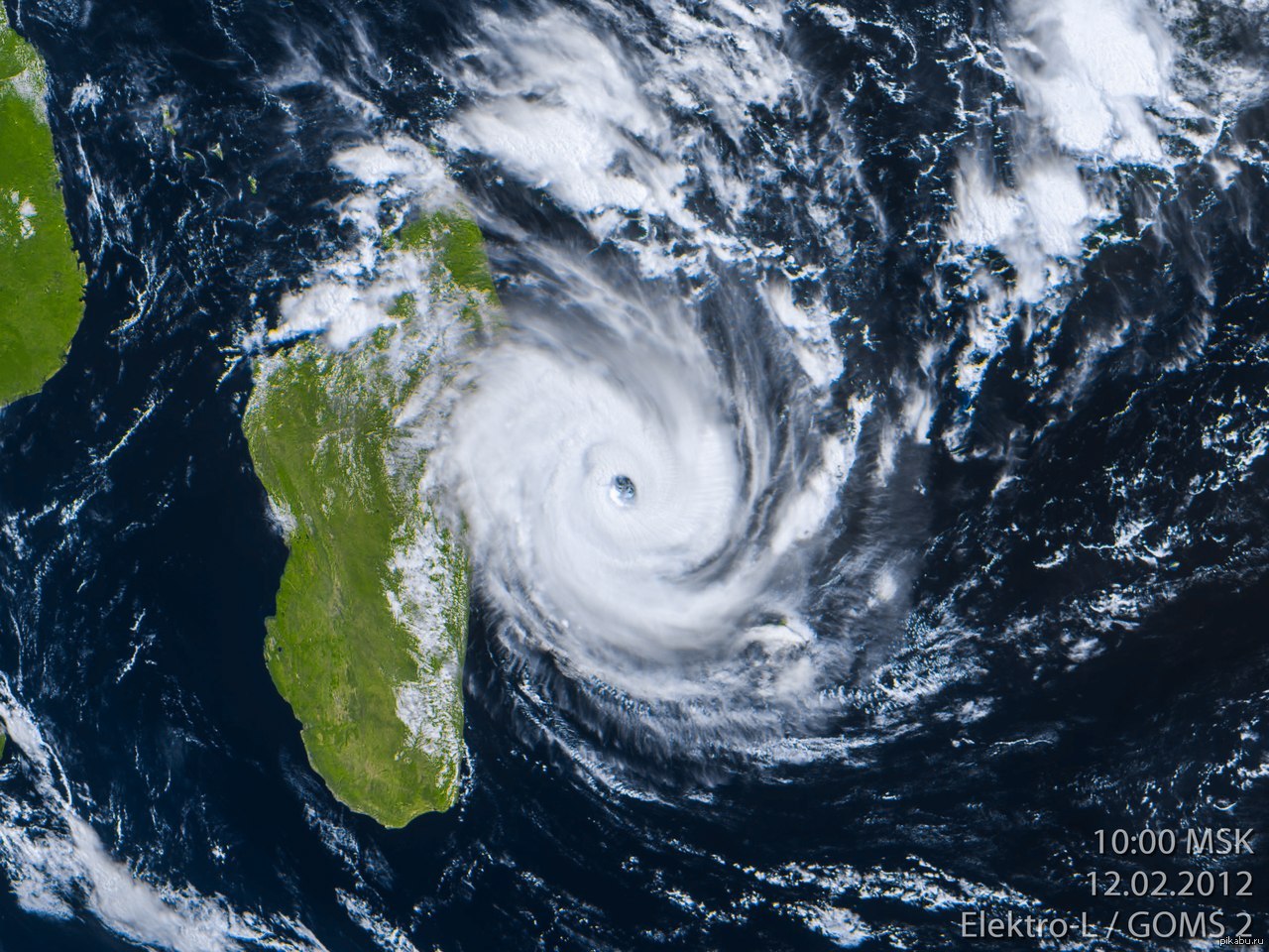Тропический тайфун